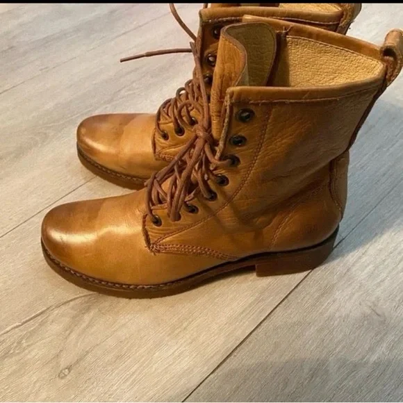 Frye Veronica 76276 Combat Boots in GREAT used condition  
Size 6.5 - Picture 2 of 14